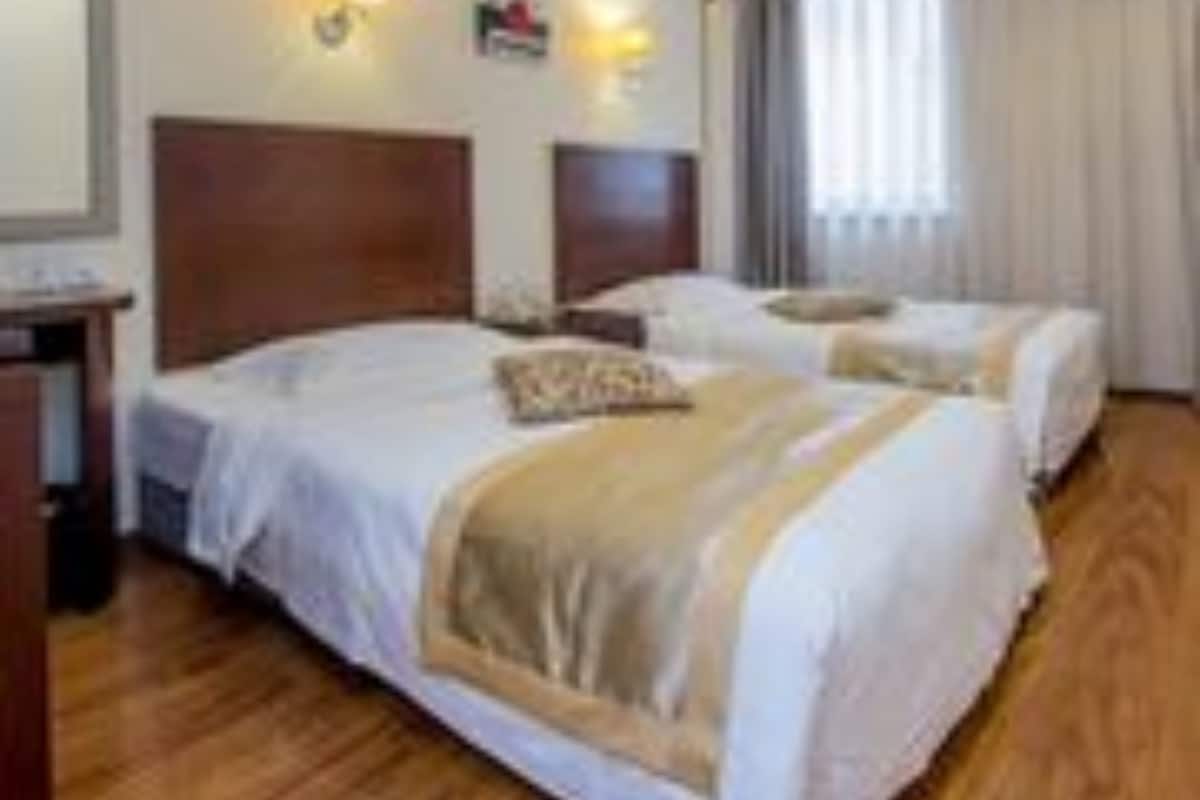 Escrivaninha, cortinas blackout, Wi-Fi de cortesia