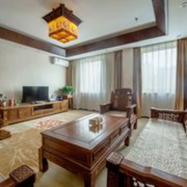 Deluxe Suite | Desk, blackout drapes, free WiFi - Dajiaoting International Business Hotel (Beijing)