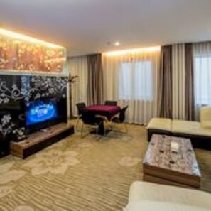 Suite Deluxe | Escritorio, cortinas opacas, wifi gratis