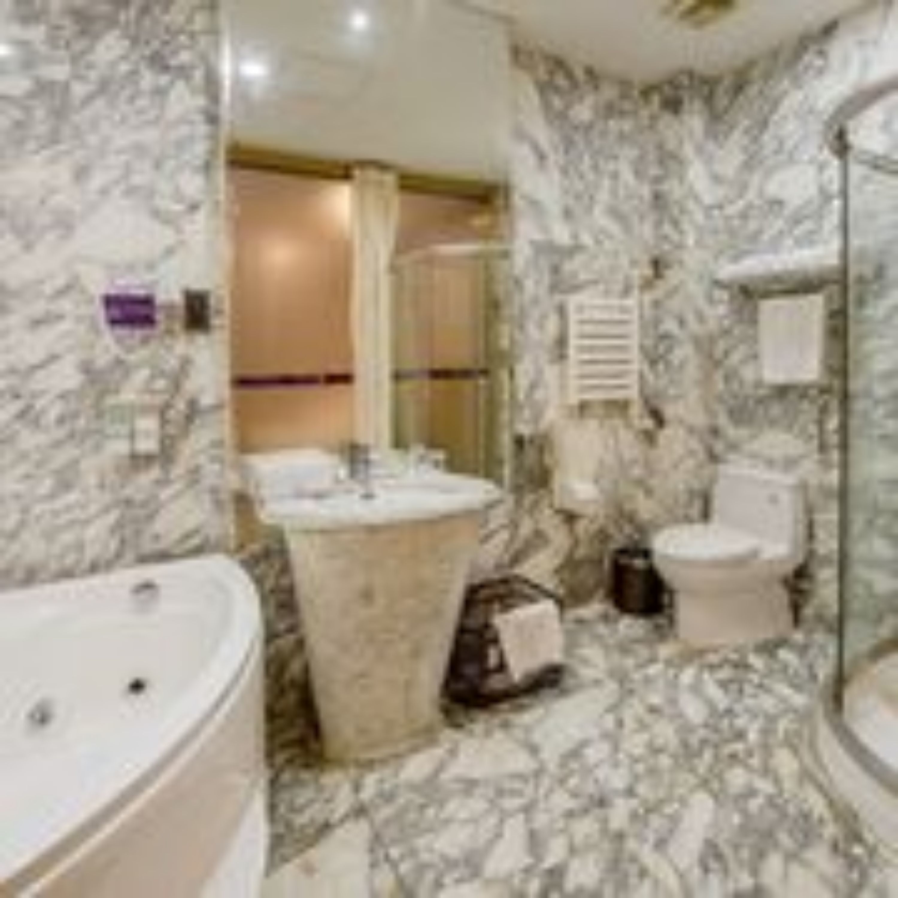 Deluxe-Suite | Badezimmer | Dusche, kostenlose Toilettenartikel, Haartrockner, Hausschuhe
