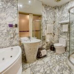 Suite Deluxe | Baño | Ducha, artículos de higiene personal gratuitos y secador de pelo