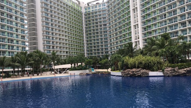 4 hồ bơi ngoài trời, dù/ô trên bãi biển/hồ bơi, ghế dài tắm nắng 