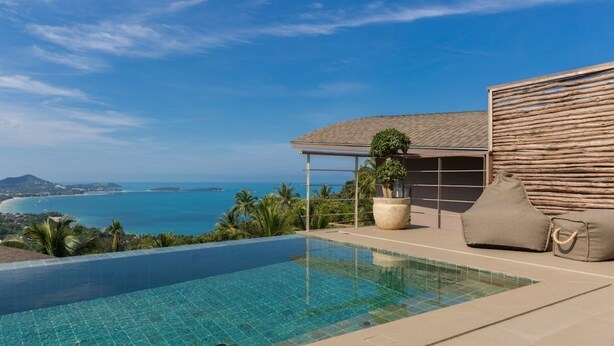 A swimming pool with a clear view of the ocean and a mountain in the background. - Villa Lanta at Comoon Boutique Villas (Koh Samui)