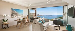Una sala moderna con un amplio ventanal con vistas a un paisaje marino.
