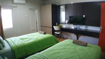 Escritorio, espacio para trabajar con laptop y wifi gratis 