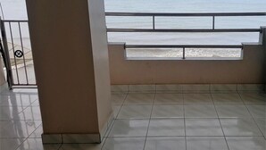Un balcón con vista al mar.
