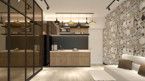 Een moderne keuken met houten kastjes, een centraal eiland, hanglampen en een behang met patroon.