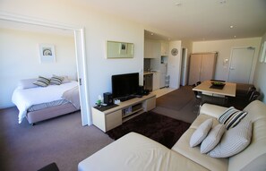 1 Bedroom Apartment | Living room | Flat-screen TV, Netflix, DVD player - Melbourne by the Botanical Gardens (Southbank)