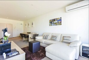 Executive-Apartment, 1 King-Bett | Wohnbereich | Flachbildfernseher, Netflix, DVD-Player