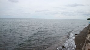 On the beach - Cabua-an Beach Resort - Hostel (Mambajao)