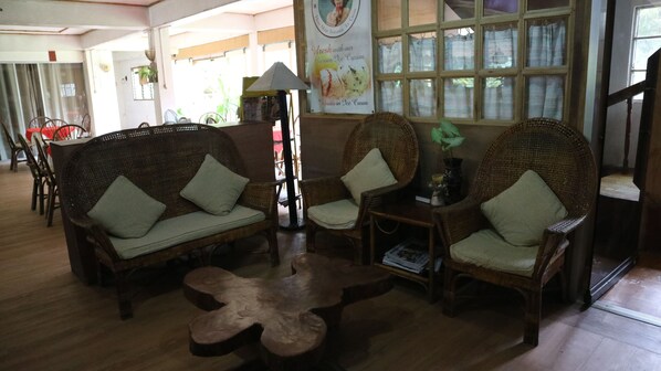 Lobby sitting area - Cabua-an Beach Resort - Hostel (Mambajao)