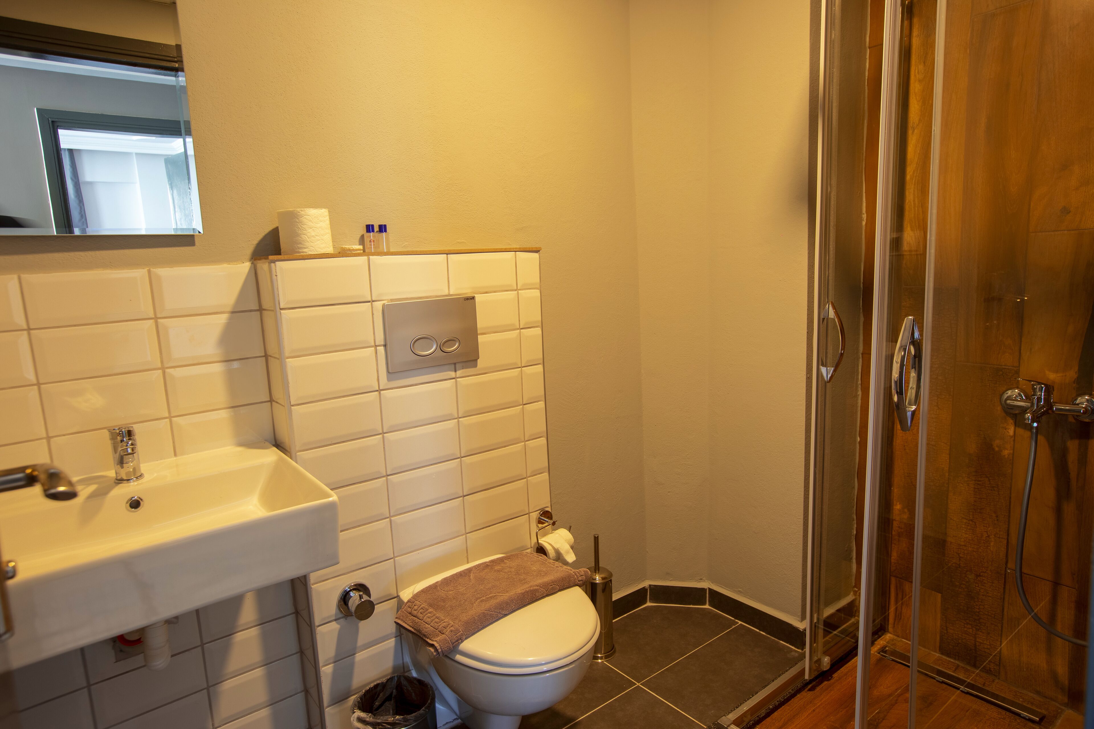 Un bagno con lavandino, WC e doccia.
