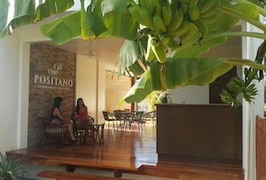 Meja sambut tetamu