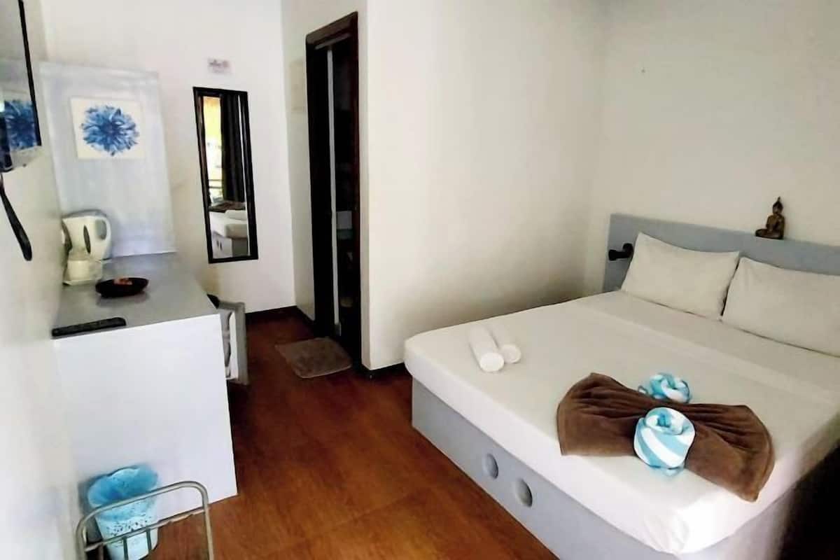 In-room safe, desk, cots/infant beds, free WiFi