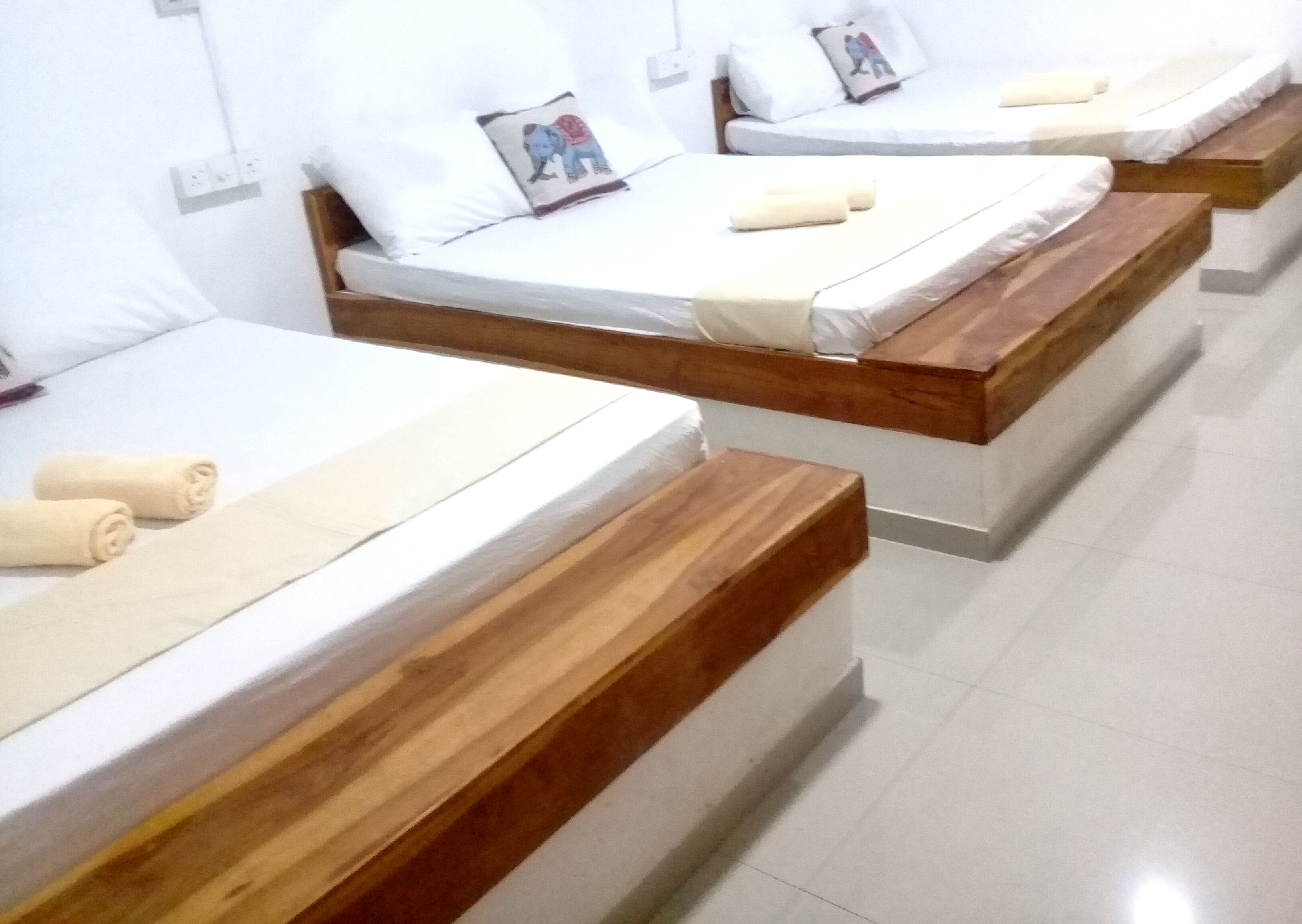 ملاءات من القطن المصري وأغطية فراش متميزة ومكتب وتجهيزات عازلة للصوت