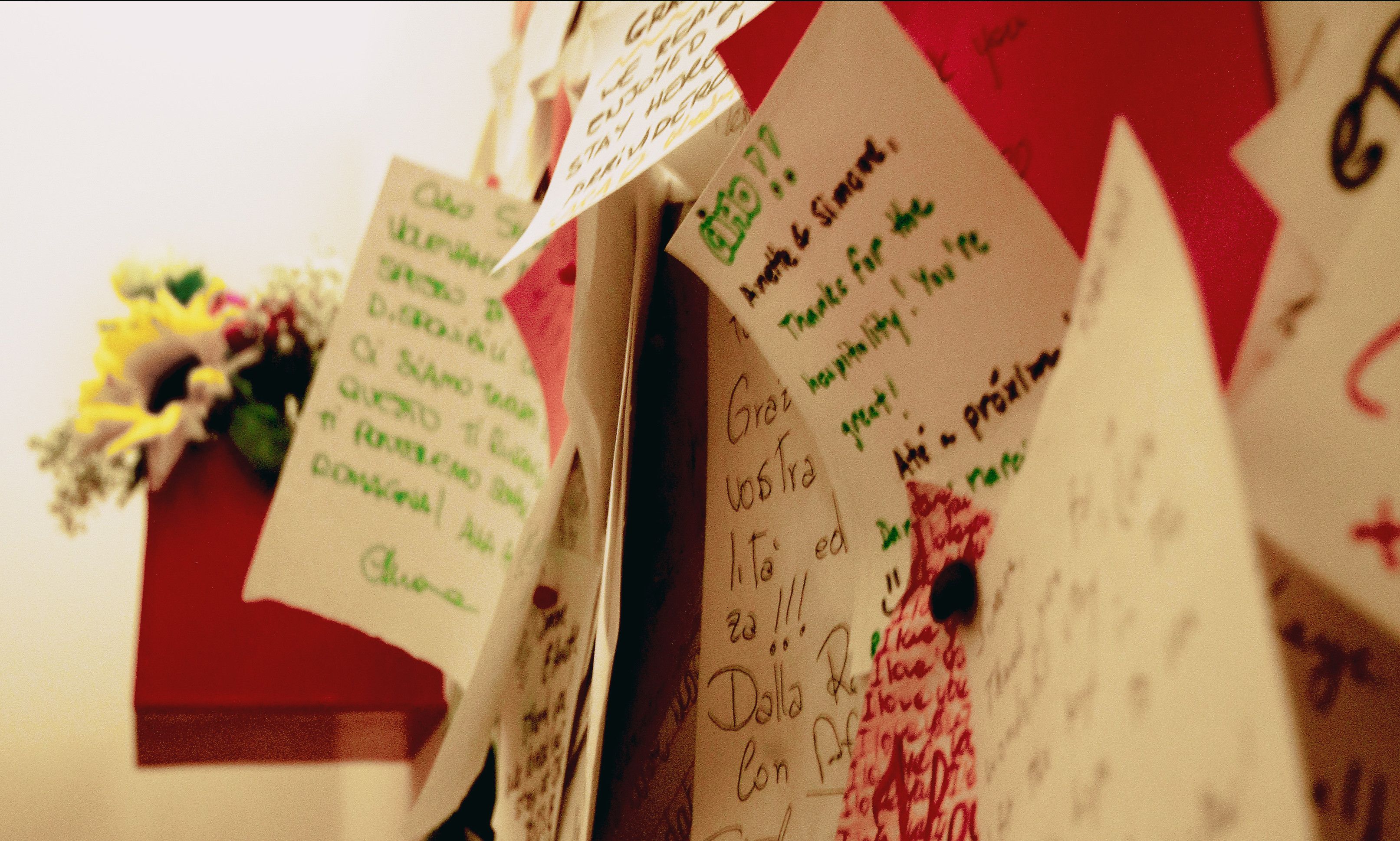 Una pared con varios mensajes y notas escritas a mano.