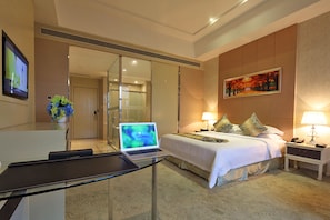 Deluxe King Room(6th Building) | Premium bedding, minibar, in-room safe, desk