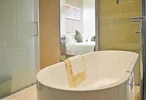 Dutxa, articles de tocador gratuïts, assecador de cabells i barnussos 