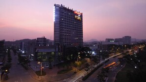 Fachada de la propiedad por la tarde o noche