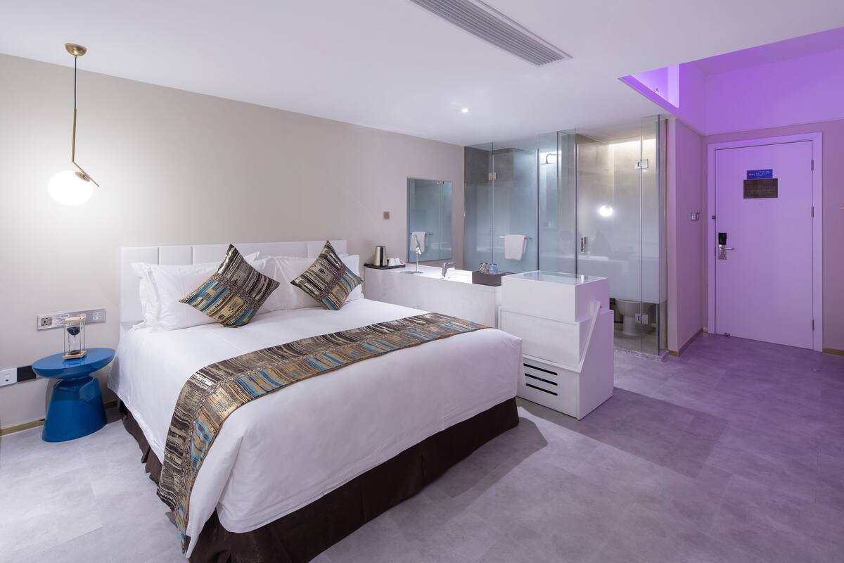 Romance Theme Room  | Premium bedding, down duvets, minibar, desk