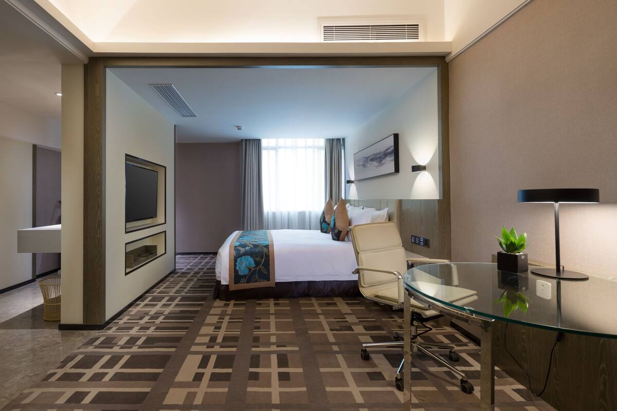 Premium bedding, down duvets, minibar, desk