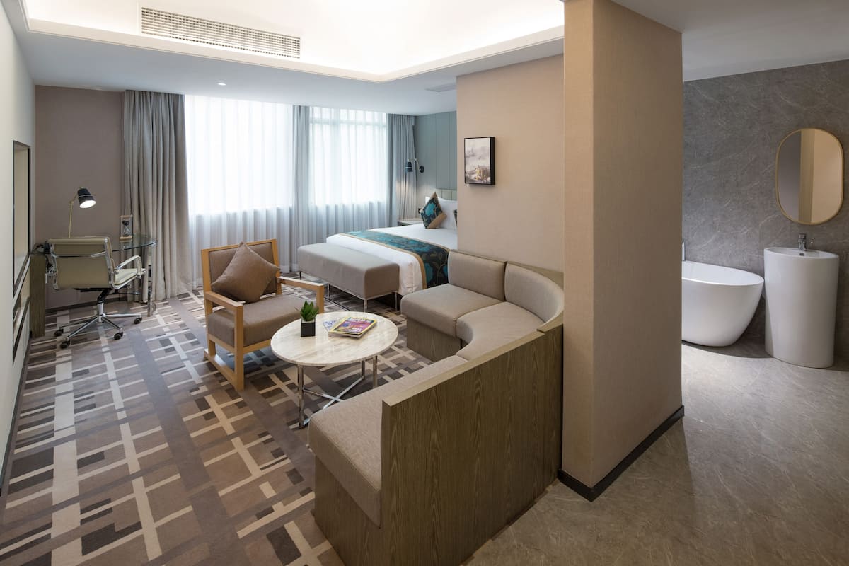 Ropa de cama de alta calidad, edredón, minibar y escritorio