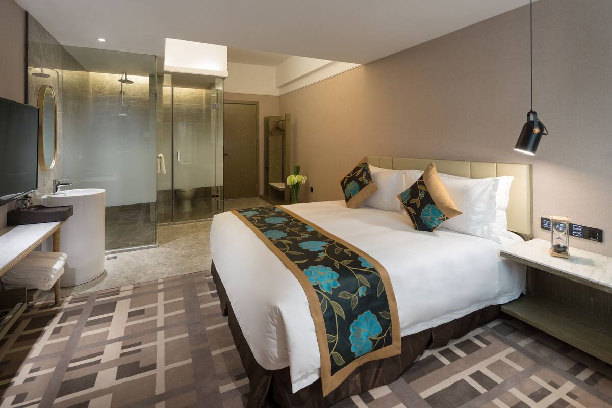Standard King Room | Premium bedding, down duvets, minibar, desk