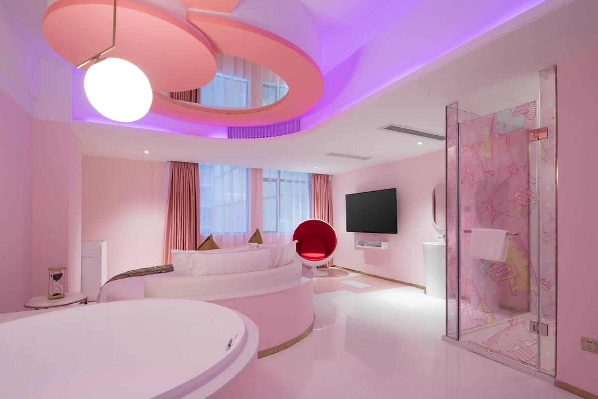 Romantic Theme Room | Premium bedding, down duvets, minibar, desk