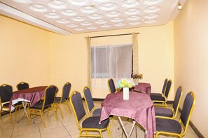 Lunch and dinner served, international cuisine