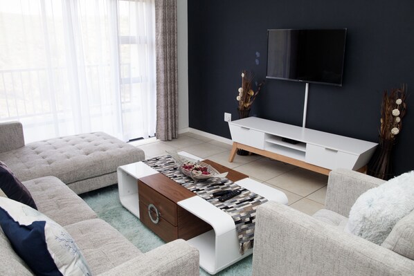 Smart TV, DVD player - Placeview Inn (Johannesburg South)