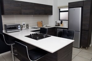 Full-sized fridge, microwave, oven, stovetop - Placeview Inn (Johannesburg South)