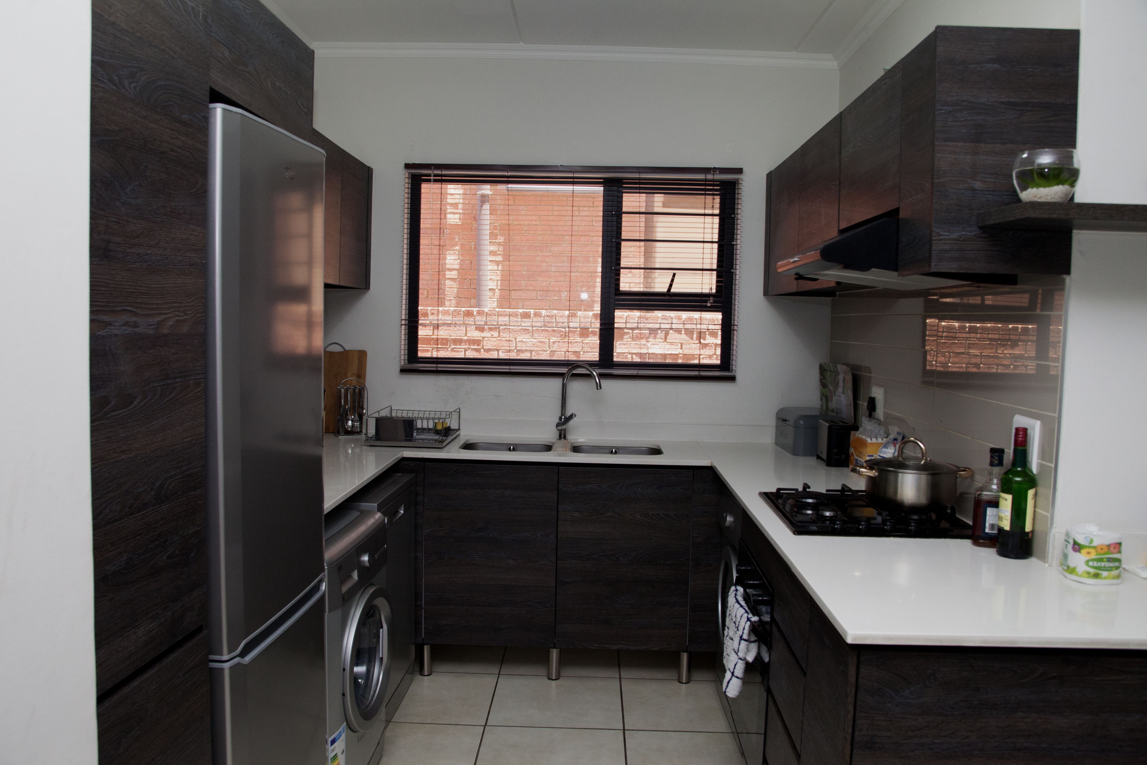 Full-size fridge, microwave, oven, stovetop