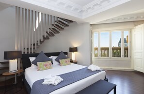 高档床上用品、迷你吧（备有免费物品）、客房内保险箱、办公桌