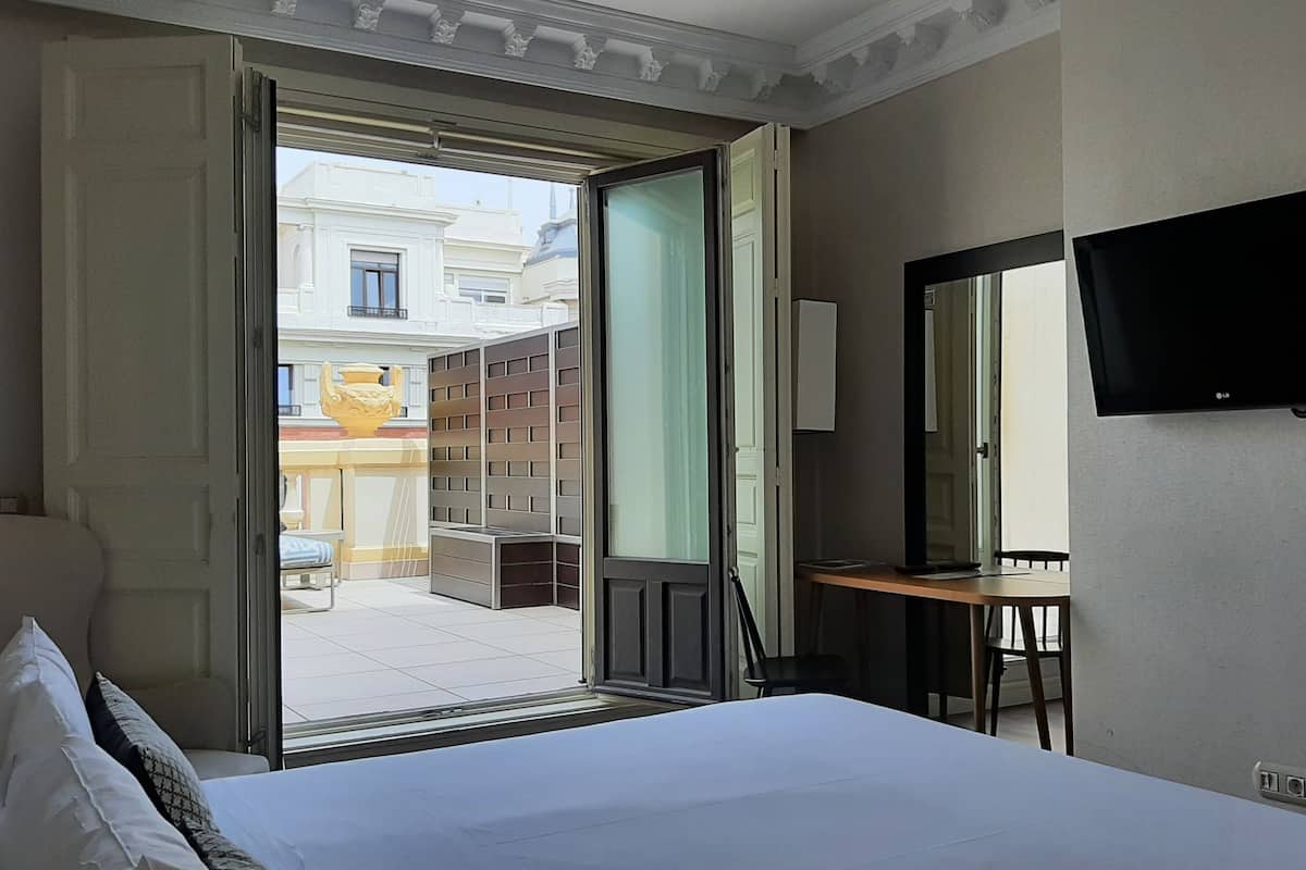Premium Terrace Room | Luxe beddengoed, een gratis minibar, een kluis op de kamer, een bureau