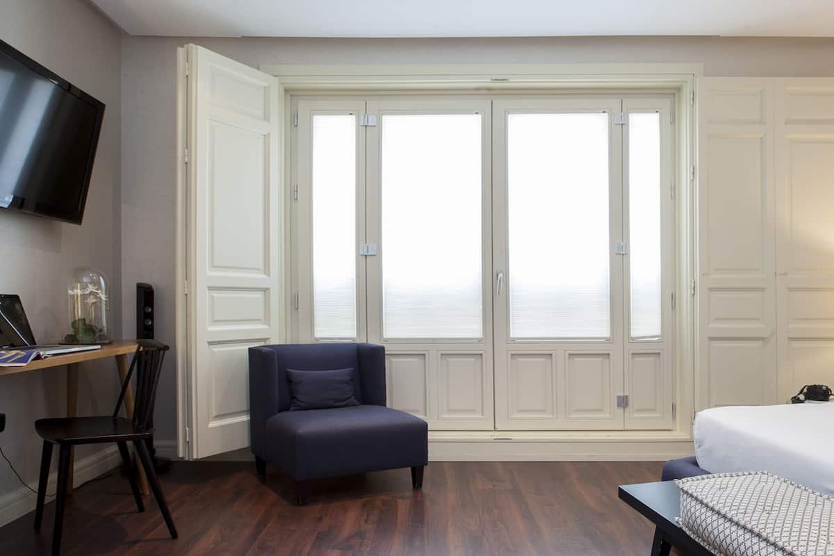 Luxe beddengoed, een gratis minibar, een kluis op de kamer, een bureau