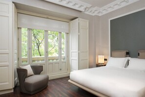 Habitación Deluxe | Ropa de cama de alta calidad y artículos del minibar gratis 