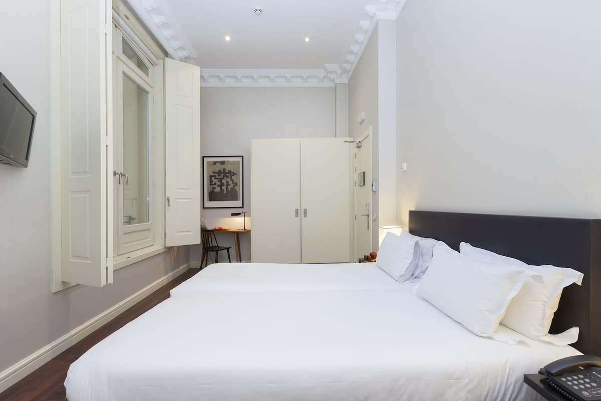 Standaard kamer | Luxe beddengoed, een gratis minibar, een kluis op de kamer, een bureau