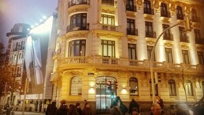 Un hotel histórico con una cúpula destacada y balcones ornamentados.
