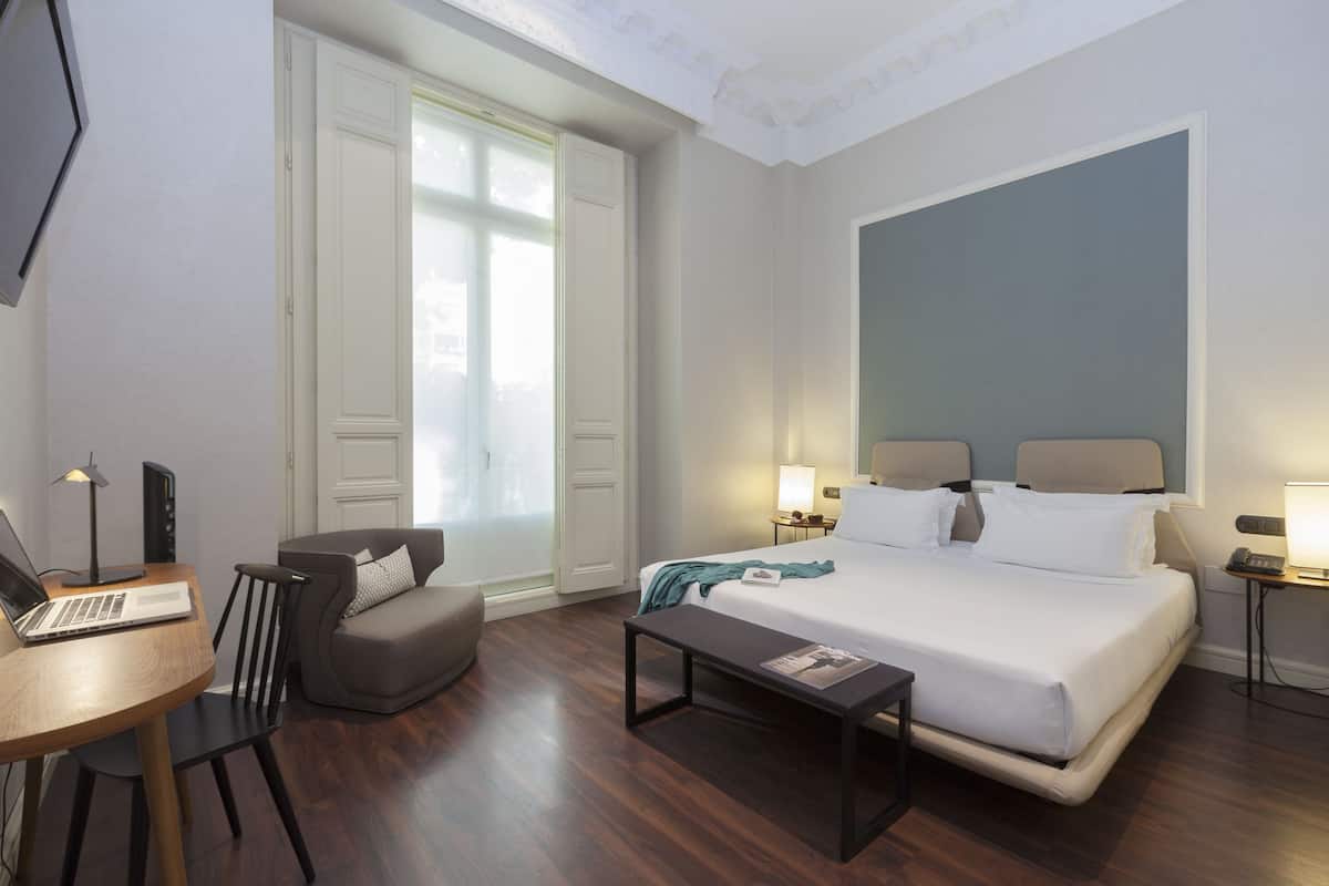 Deluxe kamer | Luxe beddengoed, een gratis minibar, een kluis op de kamer, een bureau