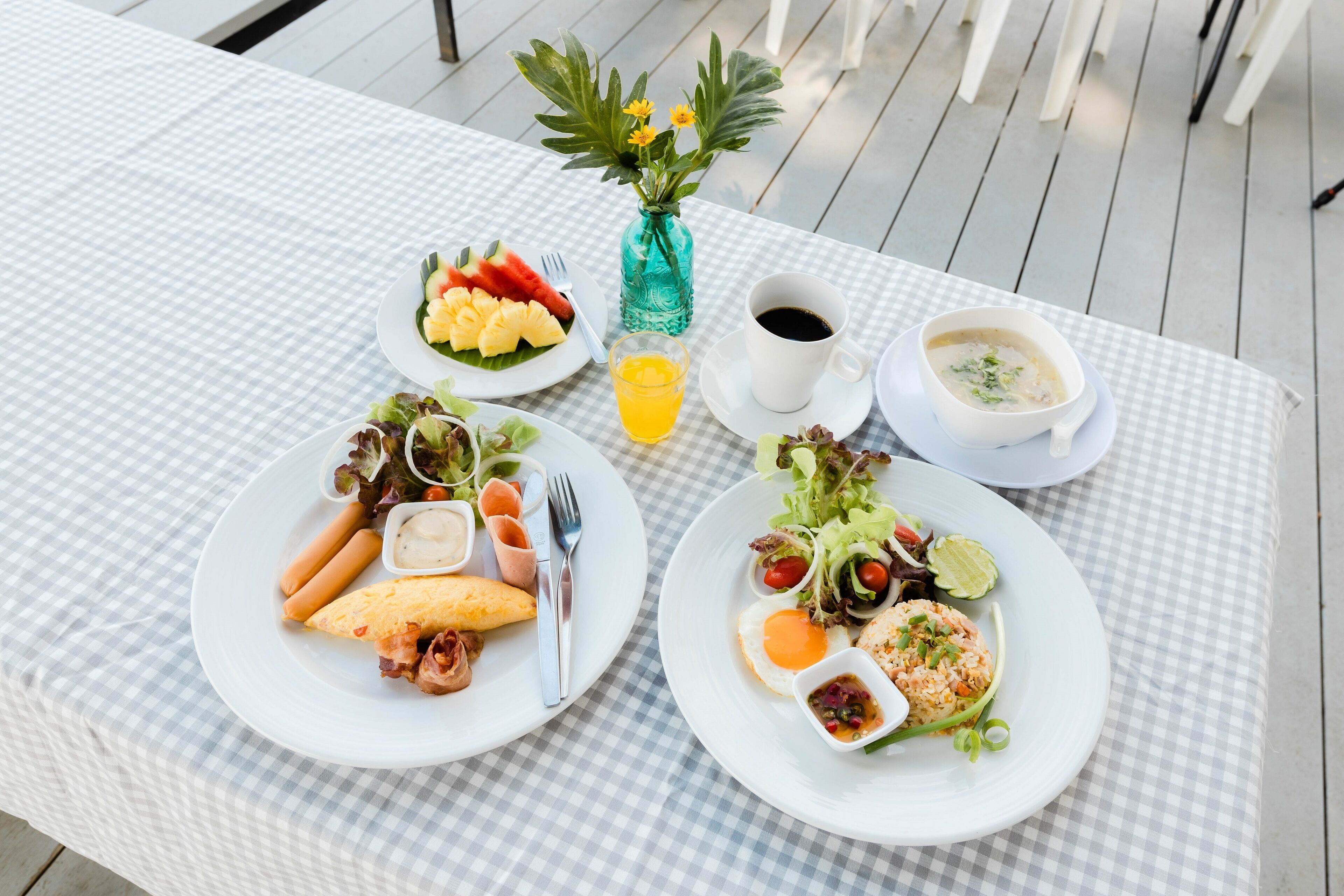 daily cooked-to-order breakfast (thb 250 per person)