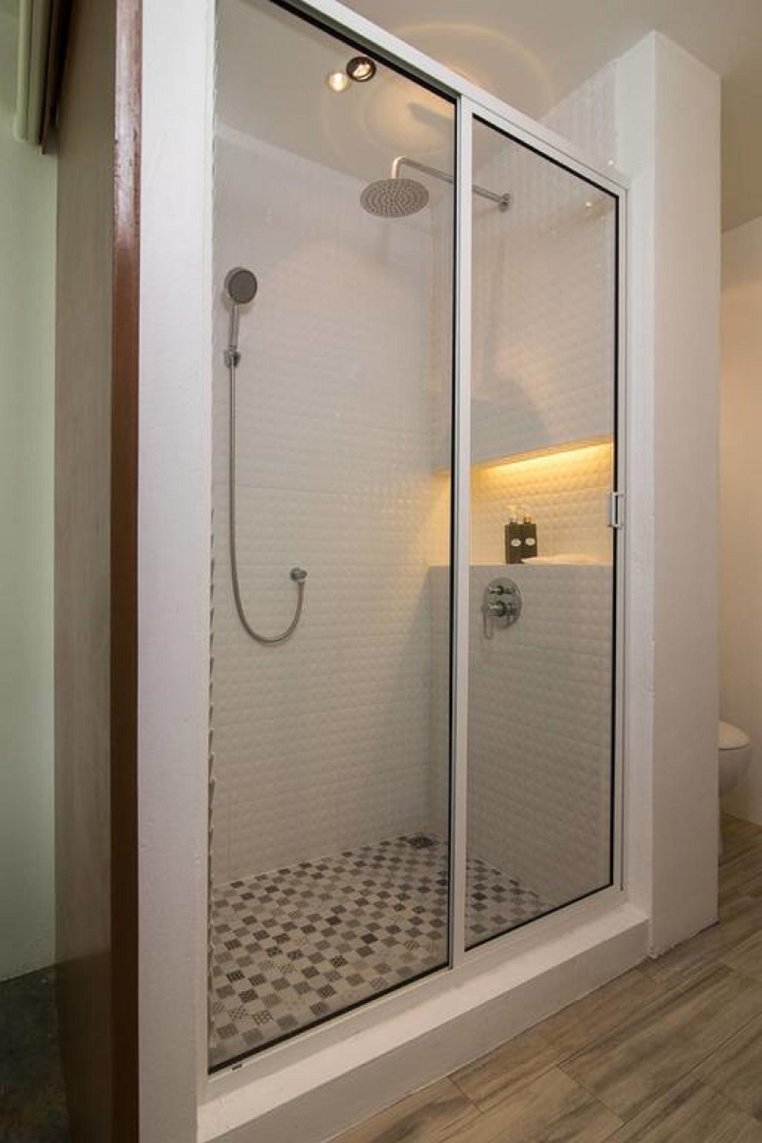 shower, rainfall showerhead, free toiletries, hair dryer