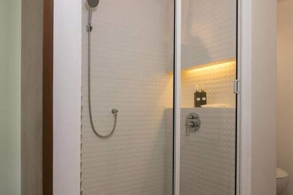 shower, rainfall showerhead, free toiletries, hair dryer