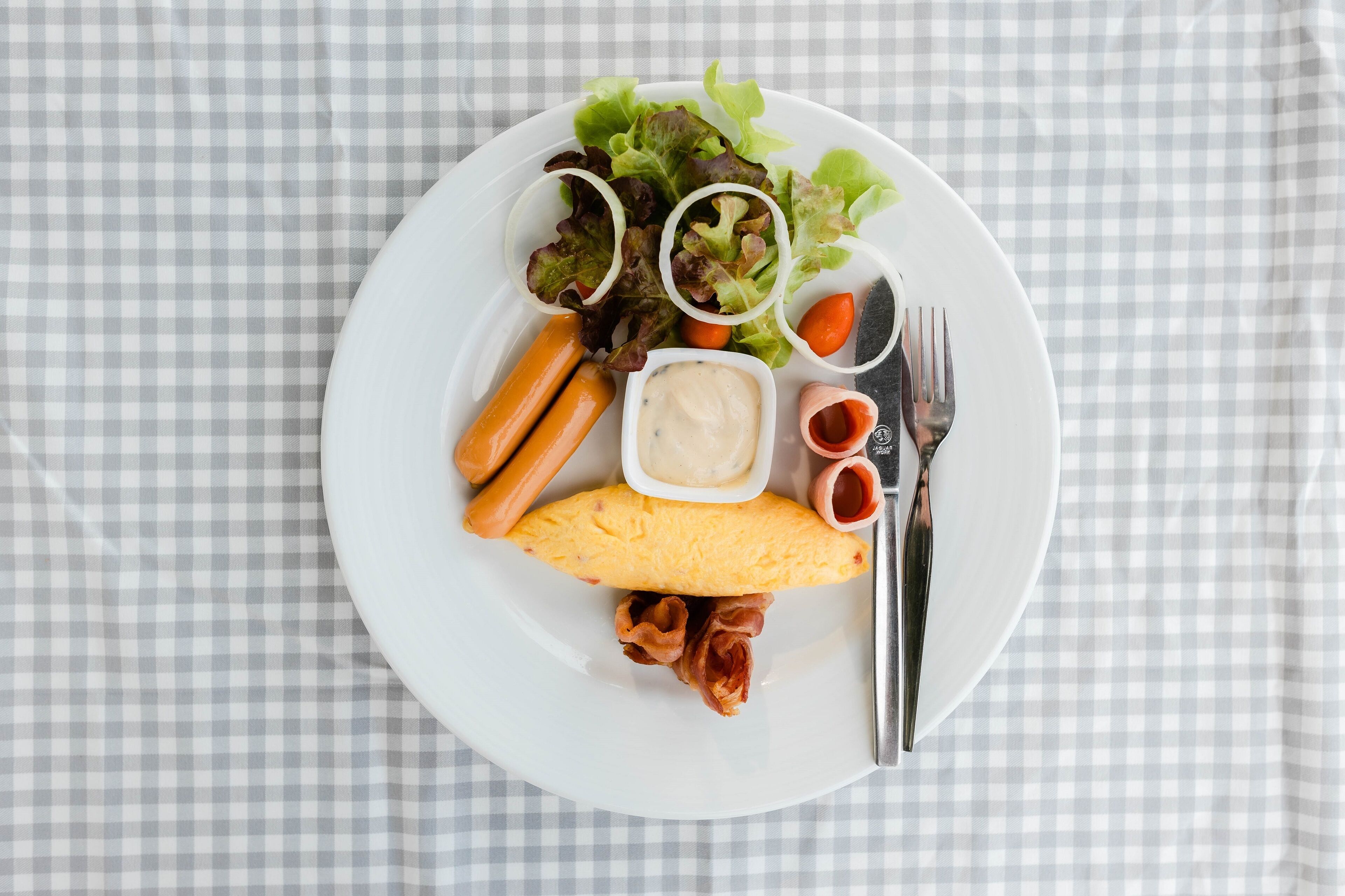 daily cooked-to-order breakfast (thb 250 per person)