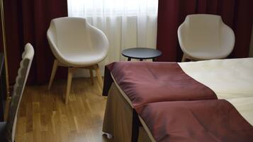 Twin Room | Desk, laptop workspace, blackout drapes, iron/ironing board