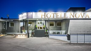 A hotel entrance with a sign reading "HOTELL NOVA" and a phone number. - Hotell Nova (Karlstad)