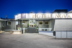 Fachada de la propiedad por la tarde o noche