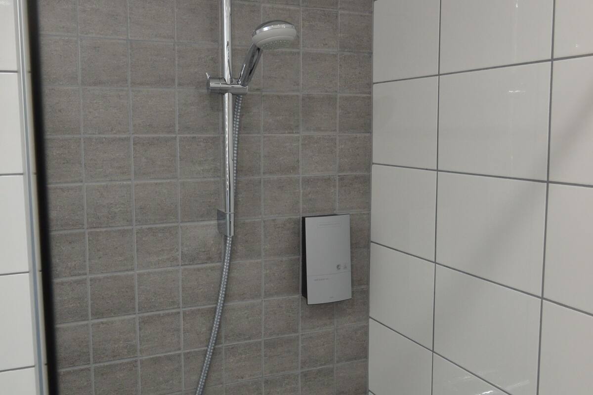 twin room | bathroom shower