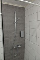 Twin Room | Bathroom shower