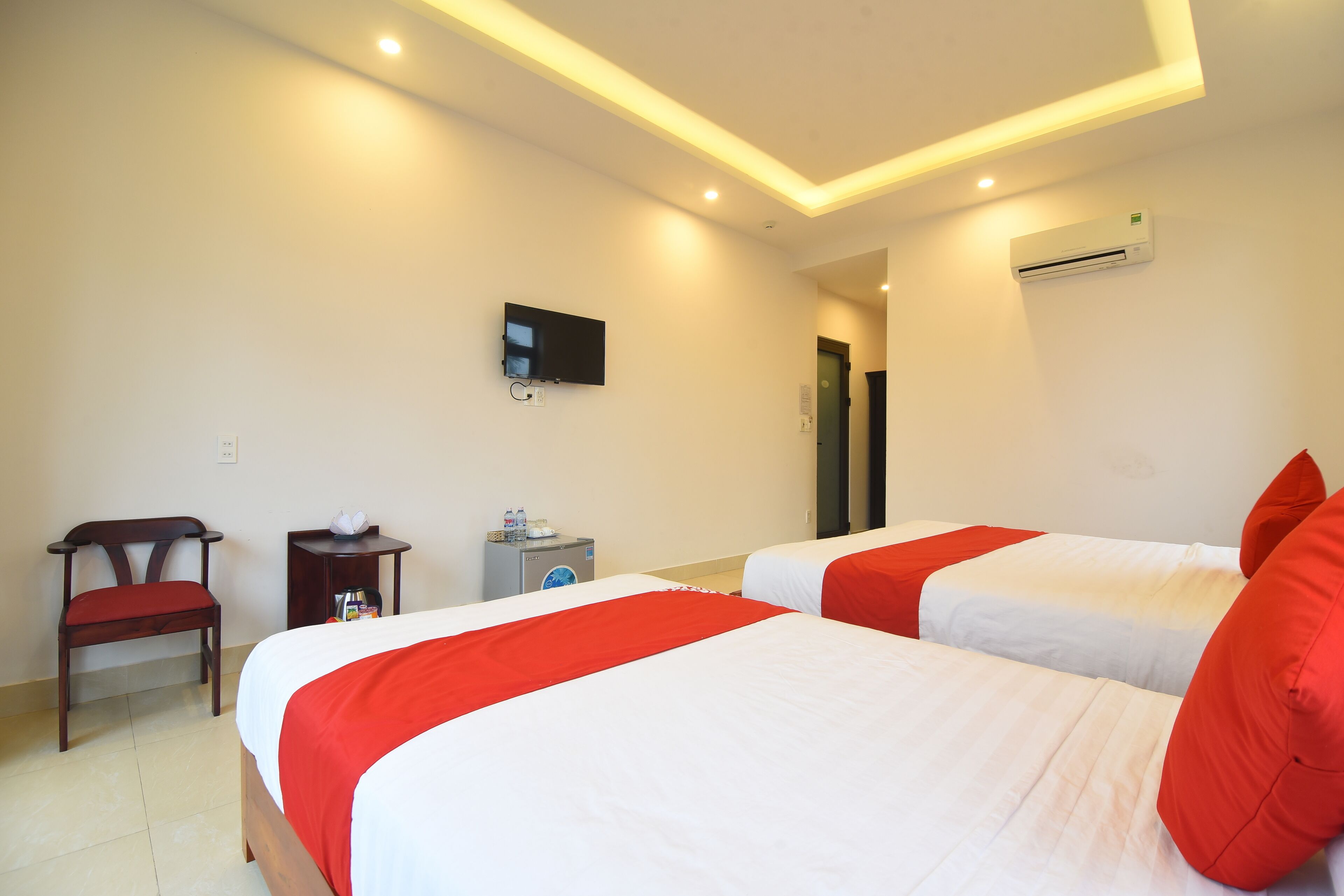 deluxe twin room | minibar, desk, free wifi