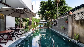 Hồ bơi ngoài trời, ghế dài tắm nắng